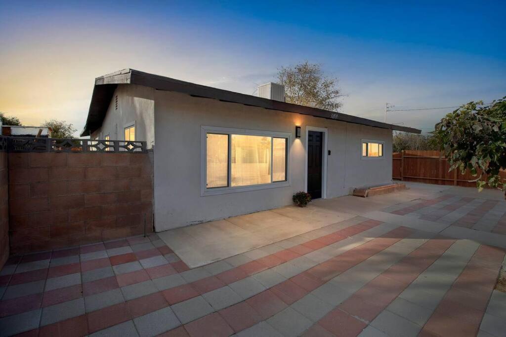 Modern City Ranch 3 Bdrm Family Home Access By Dirt Road Palmdale Eksteriør billede