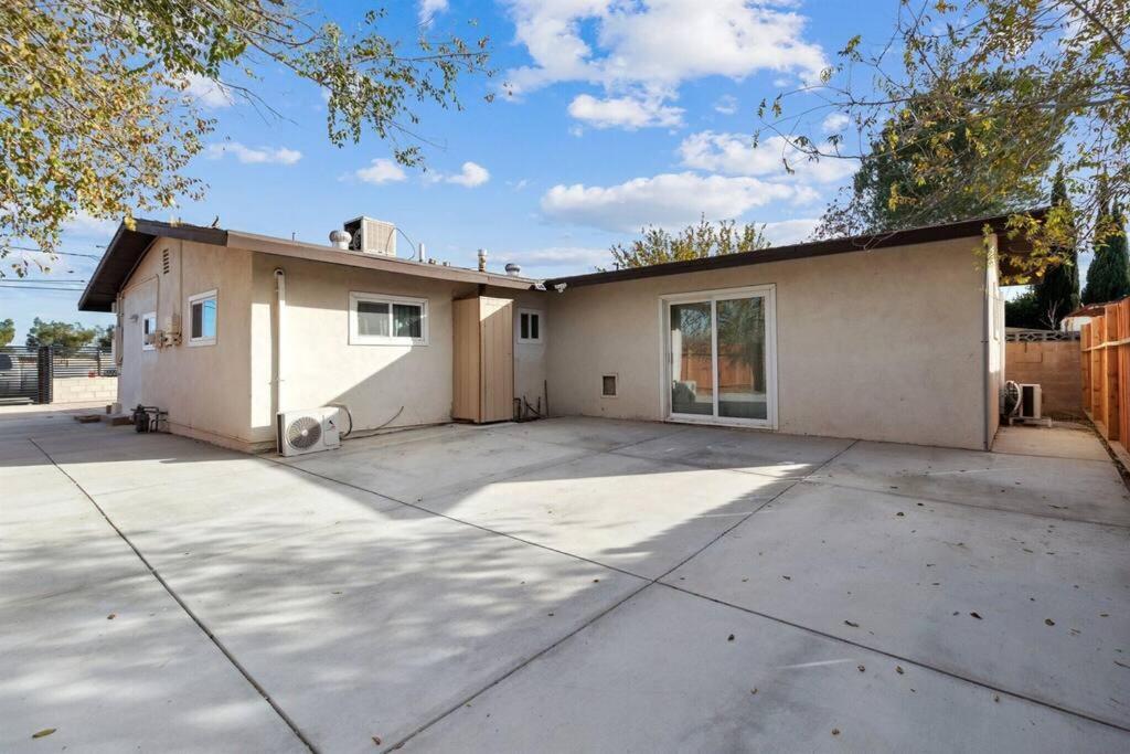 Modern City Ranch 3 Bdrm Family Home Access By Dirt Road Palmdale Eksteriør billede