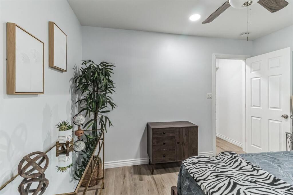 Modern City Ranch 3 Bdrm Family Home Access By Dirt Road Palmdale Eksteriør billede