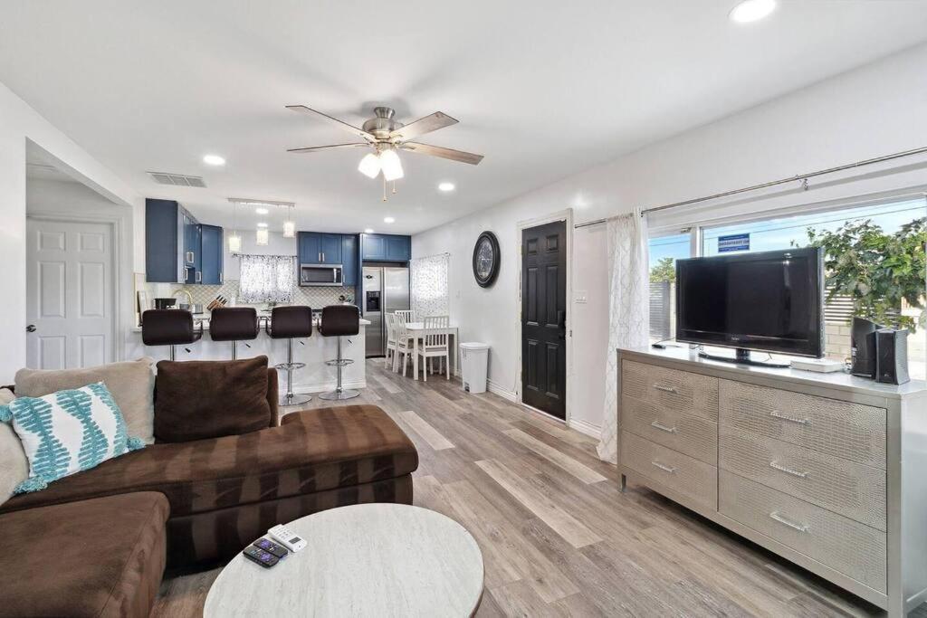 Modern City Ranch 3 Bdrm Family Home Access By Dirt Road Palmdale Eksteriør billede