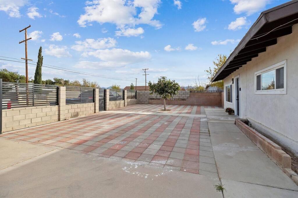 Modern City Ranch 3 Bdrm Family Home Access By Dirt Road Palmdale Eksteriør billede