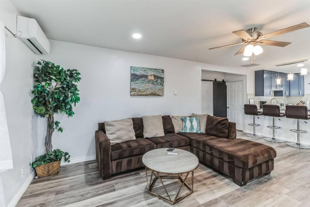 Modern City Ranch 3 Bdrm Family Home Access By Dirt Road Palmdale Eksteriør billede