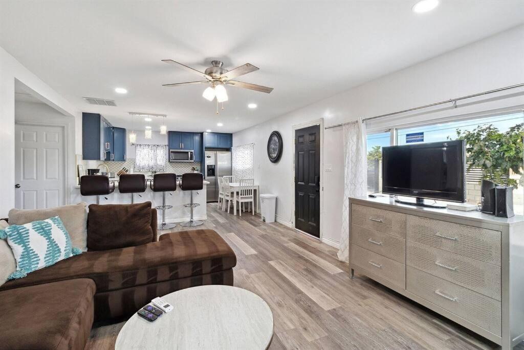 Modern City Ranch 3 Bdrm Family Home Access By Dirt Road Palmdale Eksteriør billede