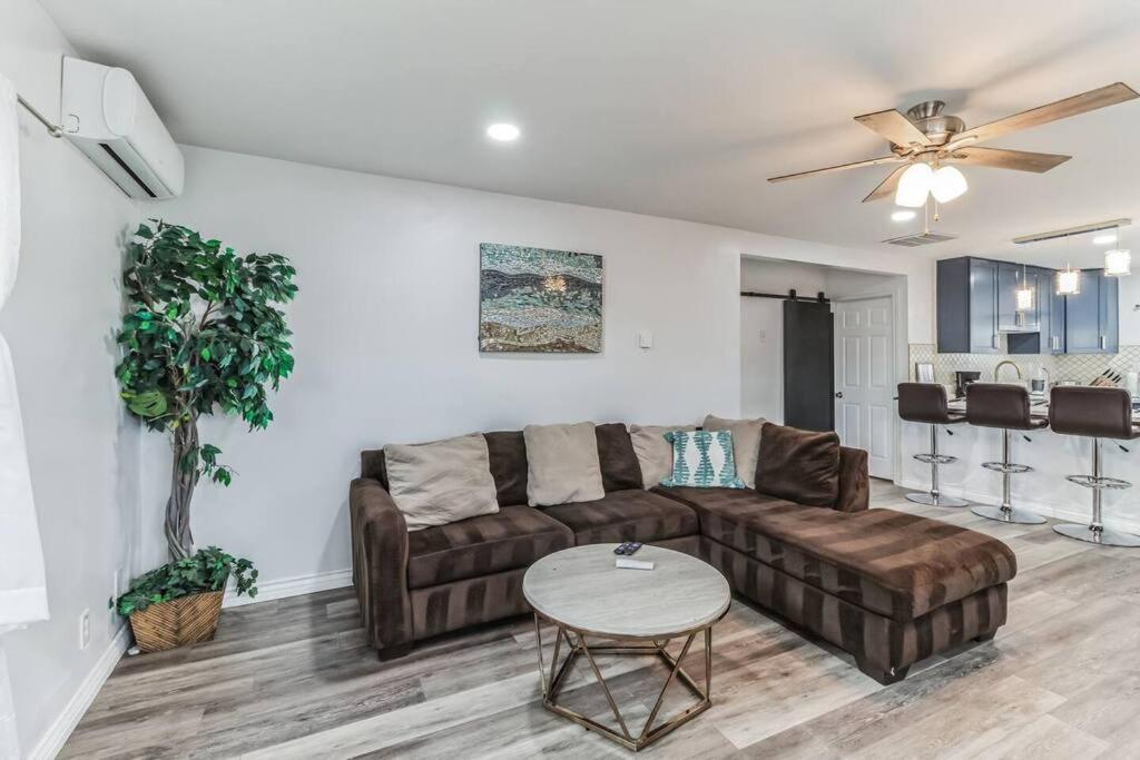 Modern City Ranch 3 Bdrm Family Home Access By Dirt Road Palmdale Eksteriør billede