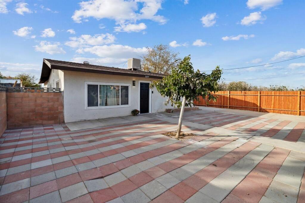 Modern City Ranch 3 Bdrm Family Home Access By Dirt Road Palmdale Eksteriør billede