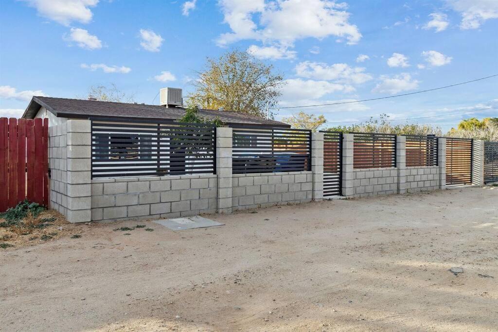 Modern City Ranch 3 Bdrm Family Home Access By Dirt Road Palmdale Eksteriør billede